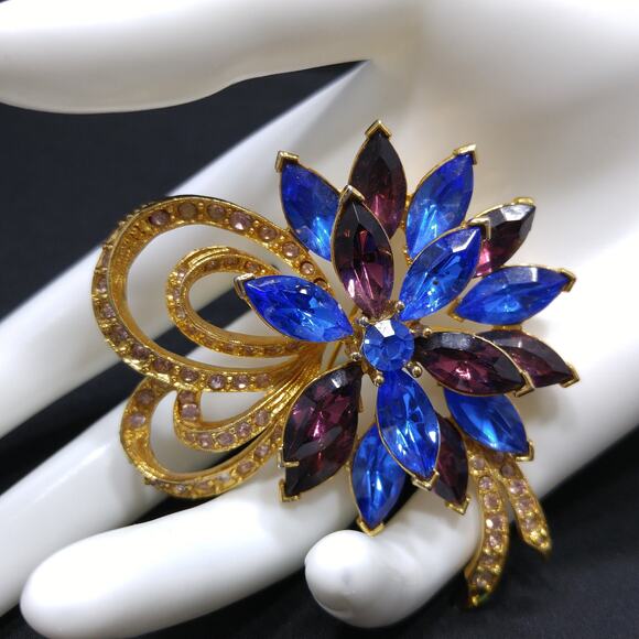Vintage Signed Blue Purple Rhinestone Floral Brooch, Clear Rhinestone Ribbons, - Picture 3 of 10
